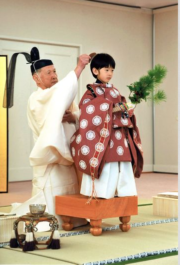 Принц Хисахито готовится пройти посвящение в мальчики