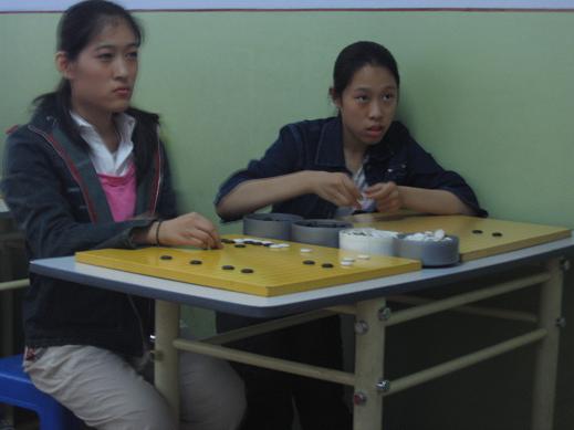 китайские девушки изучают игру Го