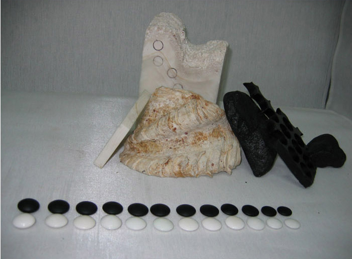 На фото камни Го из Хамагури и базальта, разложенные по классам